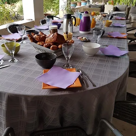 Neuf Des Greses לינה וארוחת בוקר